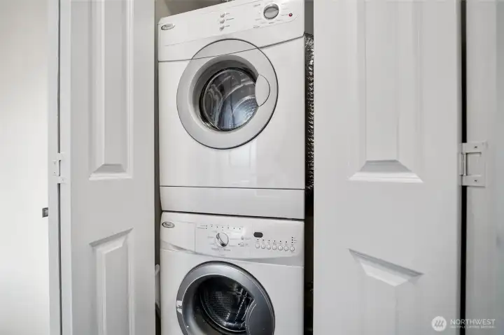 Washer/Dryer included!