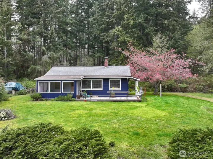 Come enjoy everything that Whidbey Island has to offer from this North Bluff retreat.