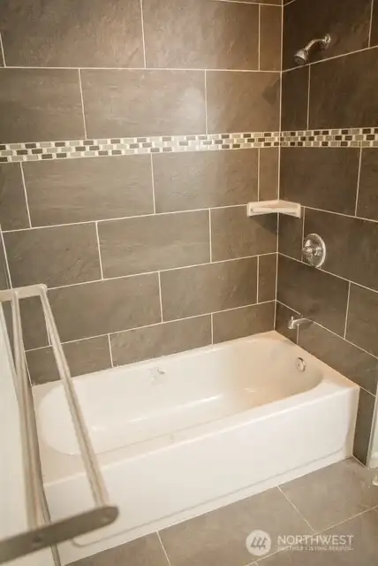 Full bathroom 2