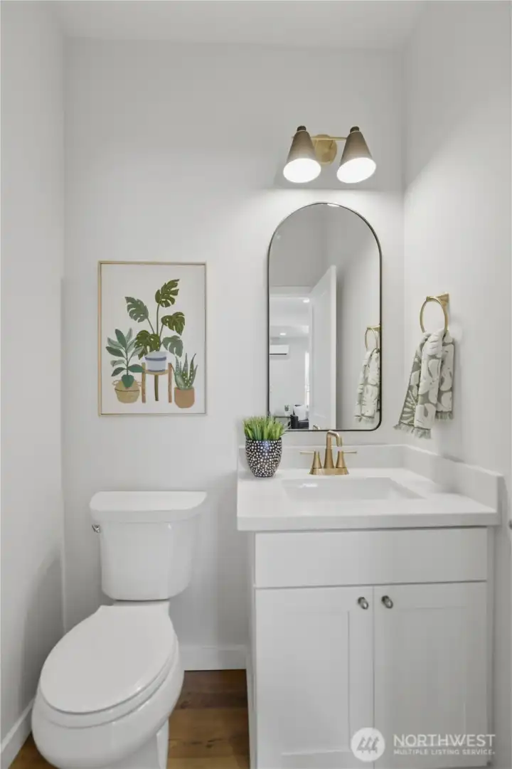 Convenient main-level powder bath Convenient main-level powder bath