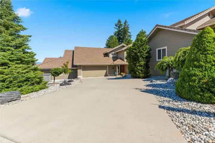 Plenty of parking in driveway