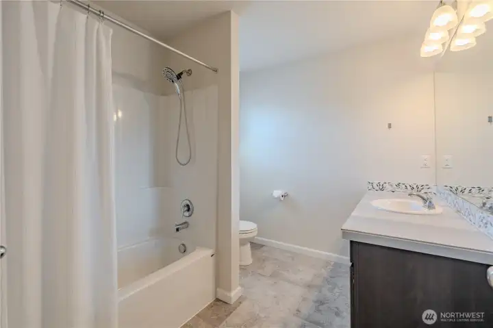 Hall Bathroom- Shower/Tub Hall Bathroom- Shower/Tub