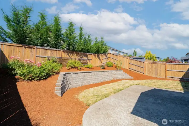 Backyard/Fully Fenced Backyard/Fully Fenced