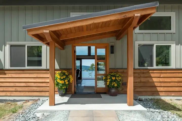 Inviting entry, with see through views of the water