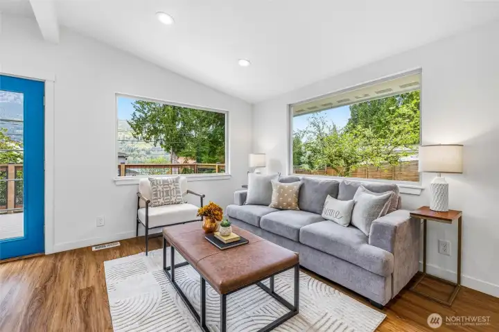 Sunny and bright thanks to the large windows and vaulted ceiling. Sunny and bright thanks to the large windows and vaulted ceiling.