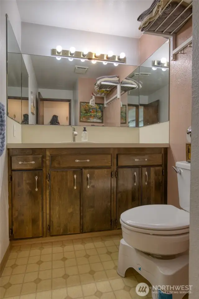 Main floor 1/2 bath.