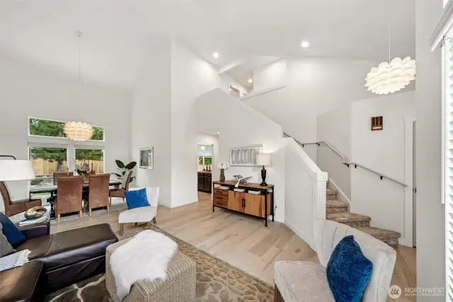 Living room - dining room - to kitchen