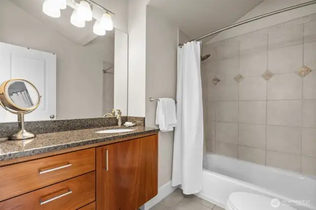 En suite bathroom for the 1st bedroom