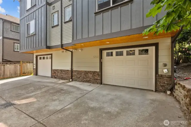 Spacious driveway to the garage.