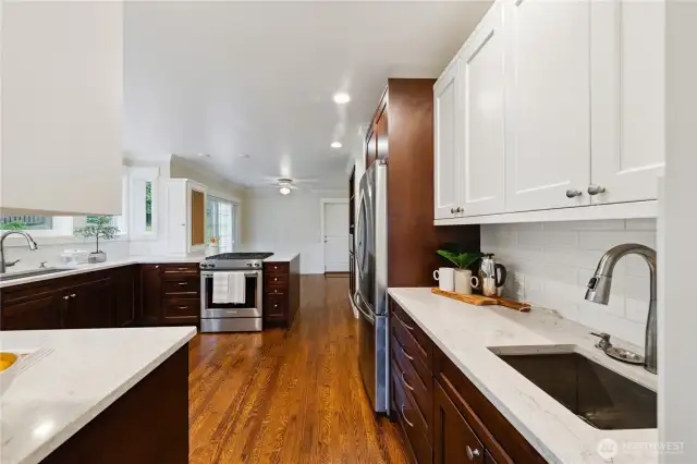 Yet another view of the kitchen!