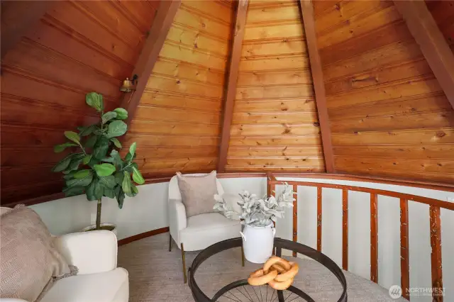 The "crow's nest" - a perfect spot for settling in with a good book, practicing yoga or meditation