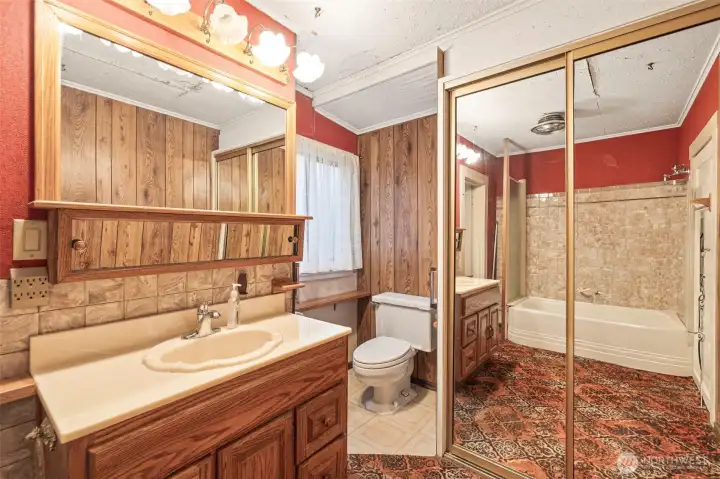 Full bathroom on main level.