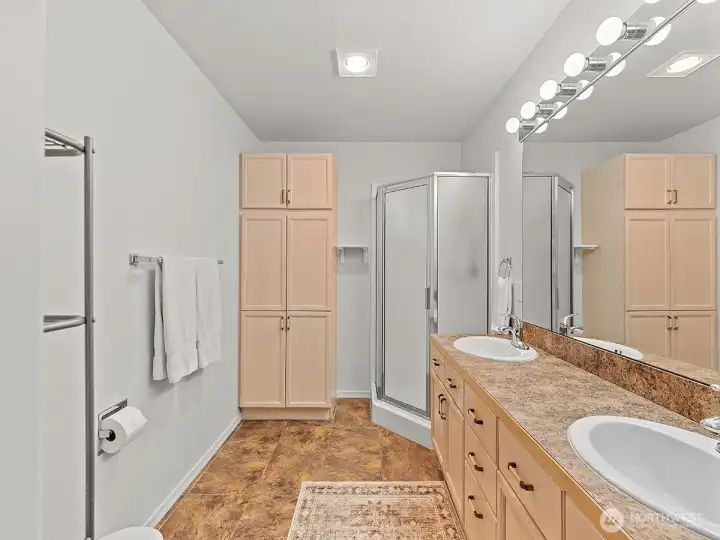 Primary bath with dual sink basins