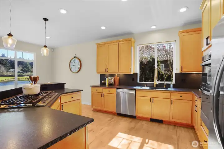 GORGEOUS KITCHEN w Golf Course views!