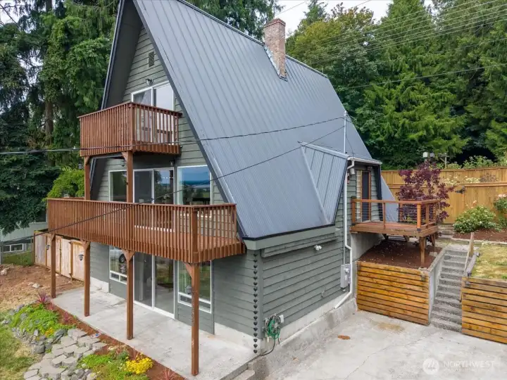 Welcome to a westerly facing home! Enjoy stunning sunset every night.