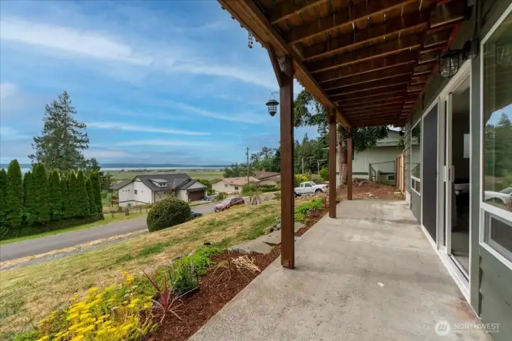 Walk out to the yard, hang a hammock, or simply stand and ponder as you breathe deep the salt air.