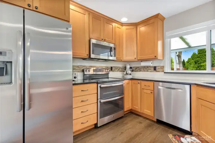 Lovely updated kitchen. All appliances in kitchen stay Lovely updated kitchen. All appliances in kitchen stay