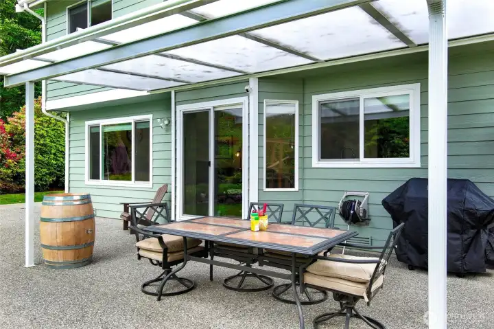 Another view of the spacious patio area Another view of the spacious patio area