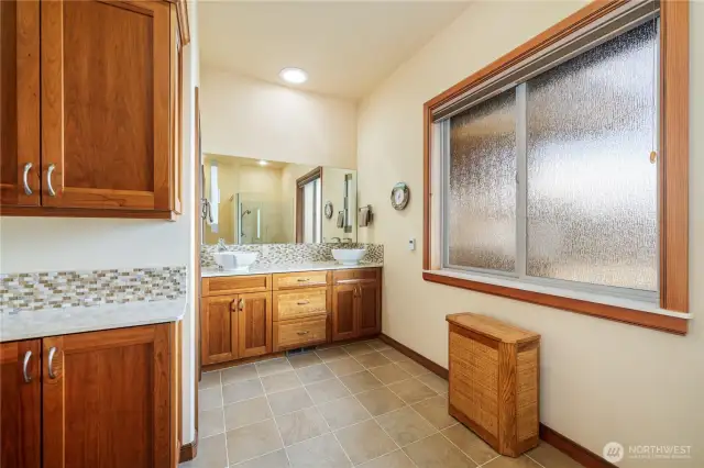 Primary bedroom bathroom