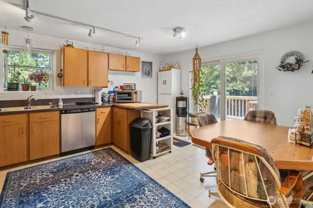 Kitchen w/breakfast bar and slider leading to back deck
