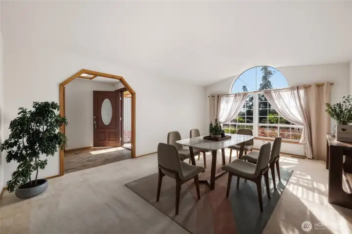 Virtually staged dining room