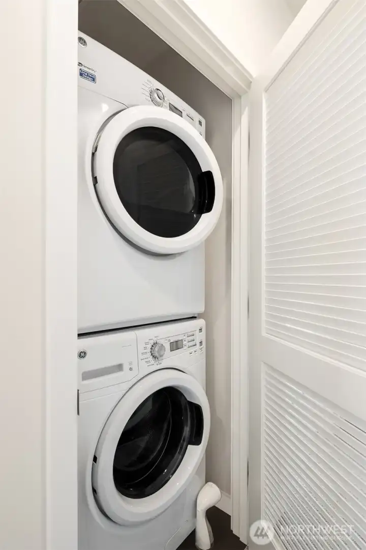 Washer and dryer on the 2nd floor w/the 2 bedrooms.