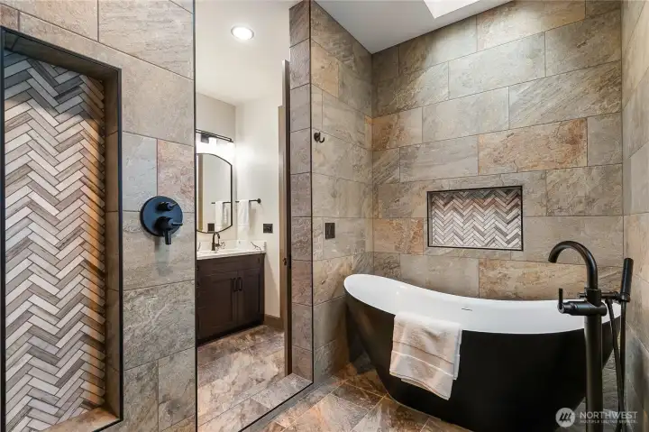 Stand alone soaking tub