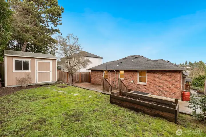 Great level backyard with a shed that can connect to electricity