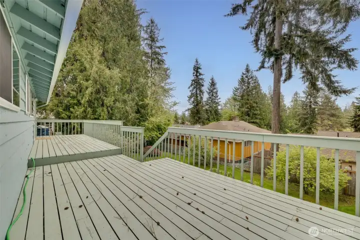 Large deck that wraps around side
