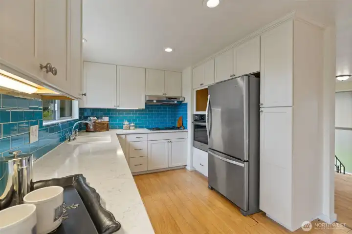 Built in Bosch Oven-Quartz Countertops-Newer Cabinets-Glass Backsplash