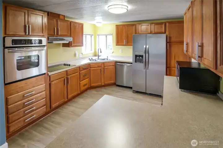 Beautiful kitchen, light and bright!