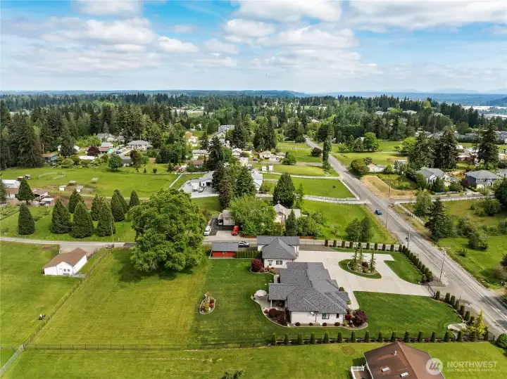 A highly desirable and truly enviable estate that stands out for its quality, setting, and timeless appeal. A highly desirable and truly enviable estate that stands out for its quality, setting, and timeless appeal.