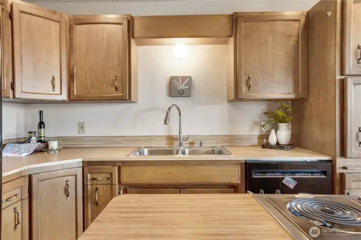 Abundant cabinetry keeps everything organized and within reach. Abundant cabinetry keeps everything organized and within reach.