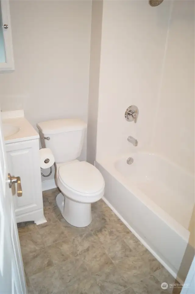 Upstairs full bathroom