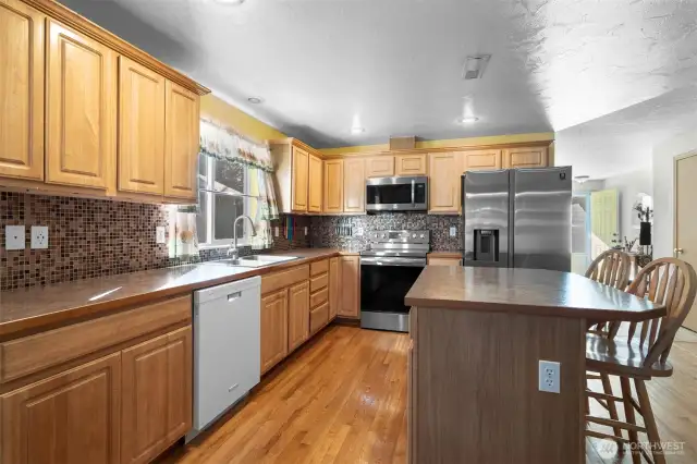 Full tile back splash. Plenty of cabinetry.