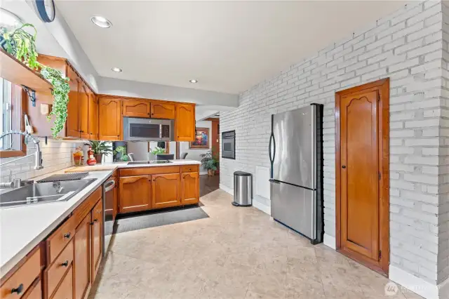Kitchen with builtins