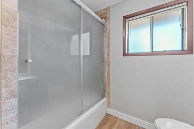 main bathroom with tub/shower