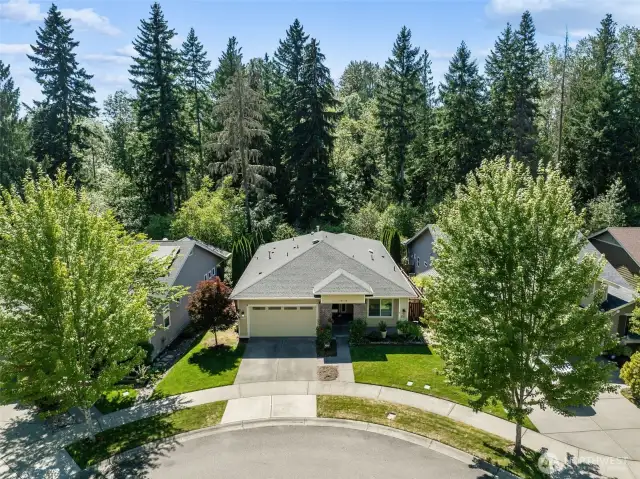 Great location on a quiet cul de sac & on a greenbelt!