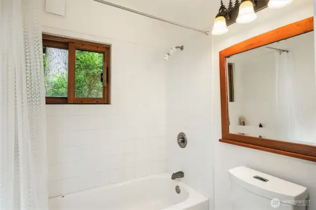 Full bath in the guest cottage /MIL
