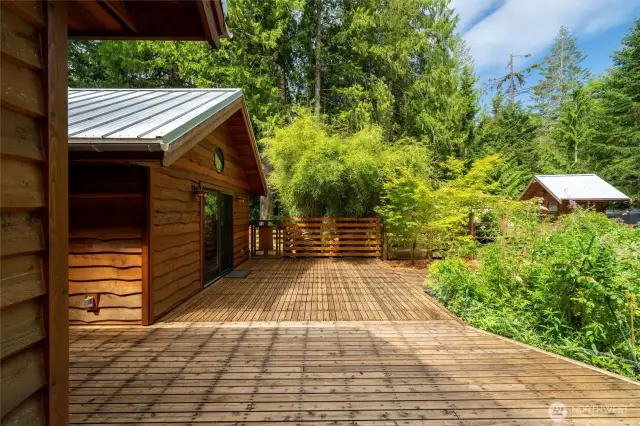 Expansive deck for entertaining