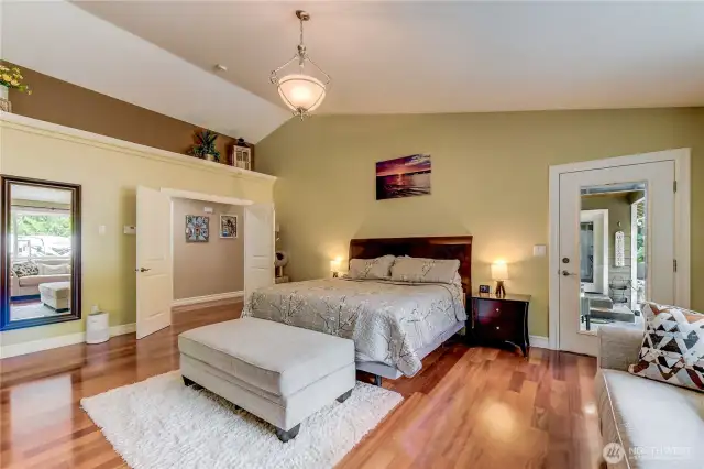 Vaulted Ceiling and hard wood floor in Premier