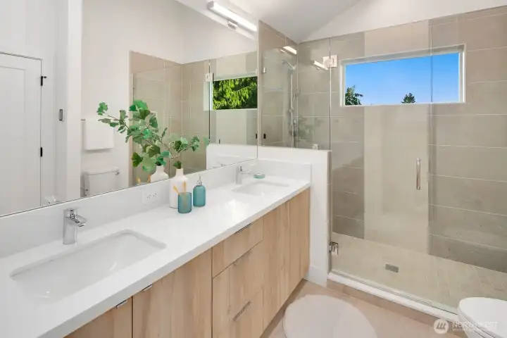 Primary en suite bath.