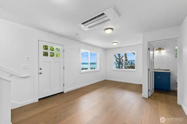 Lower Ensuite to Exterior Door.