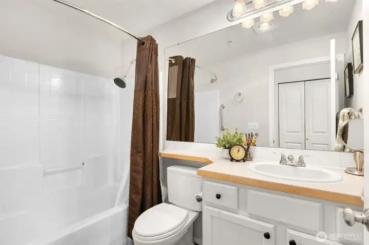 Full guest bathroom