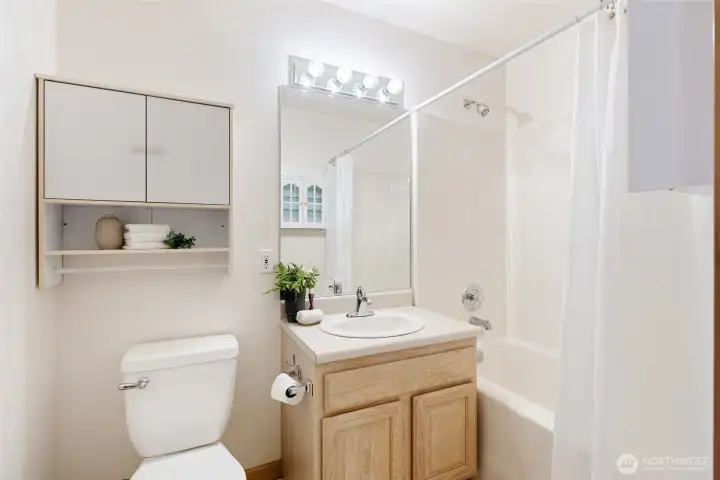 Full bath off of the hallway