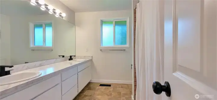 Upstairs full bathroom.