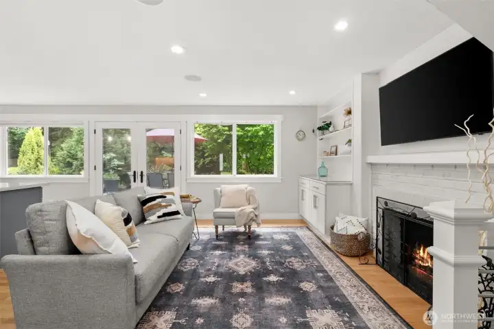 Bright family room overlooking the private backyard. Bright family room overlooking the private backyard.