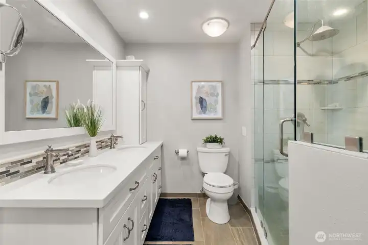 Primary bath with dual sinks, and walk in shower. Primary bath with dual sinks, and walk in shower.