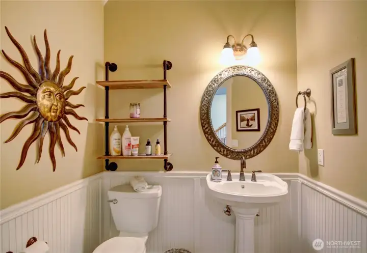 Main floor 1/2 bath