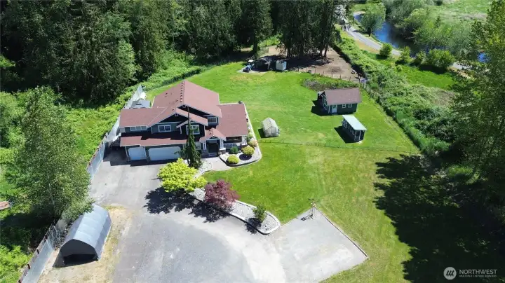Home and hobby farm, tons of parking